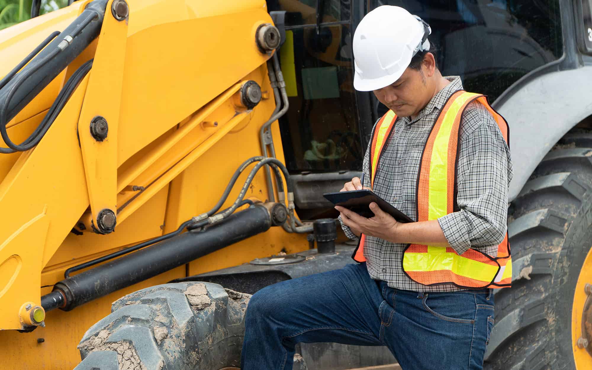 Worker using tablet for Fuel Inventory Management with Fleet Management Systems